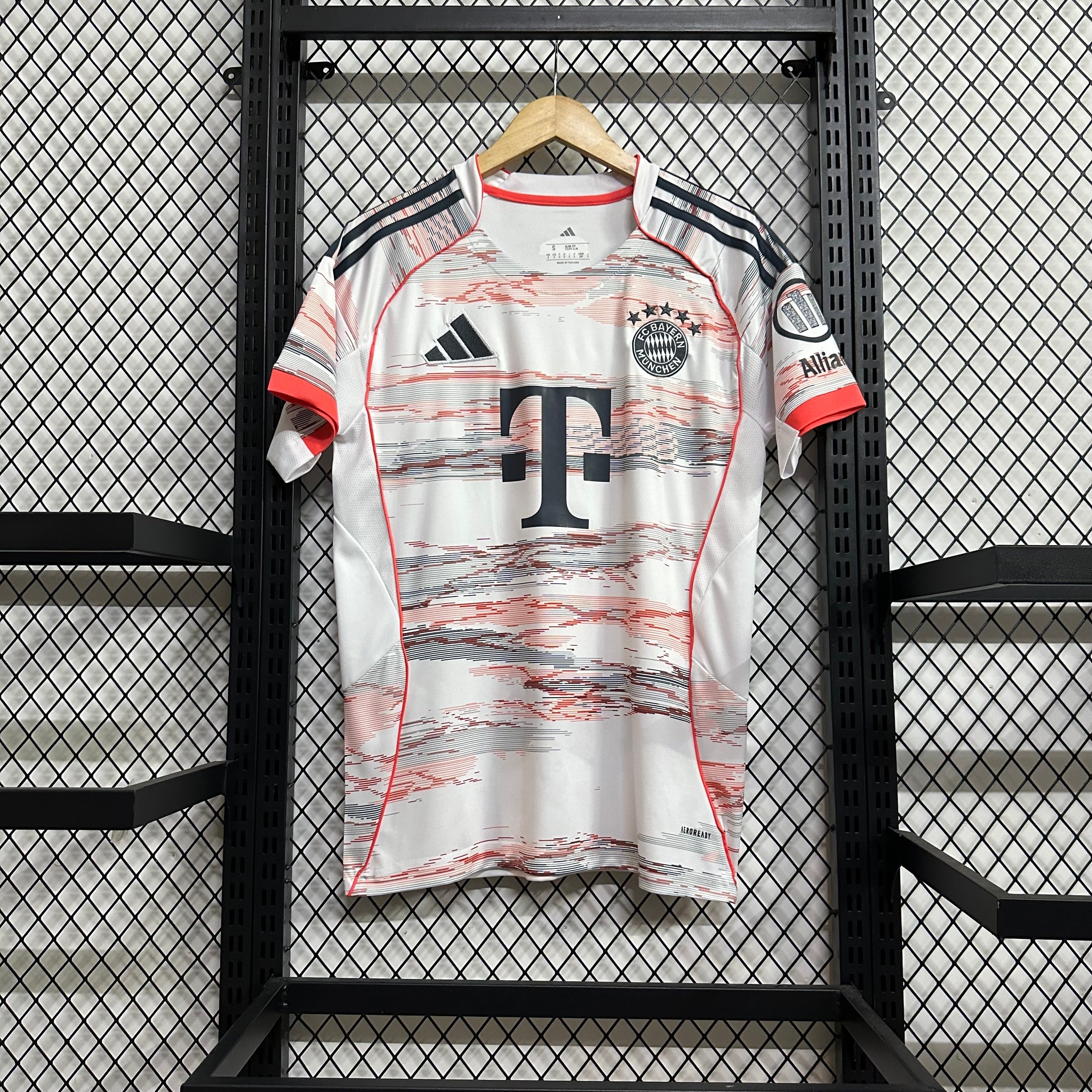 BAYERN MUNICH 25/26 VISITANTE VERSIÓN FAN