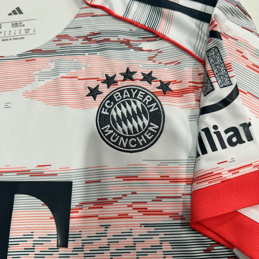 BAYERN MUNICH 25/26 VISITANTE VERSIÓN FAN