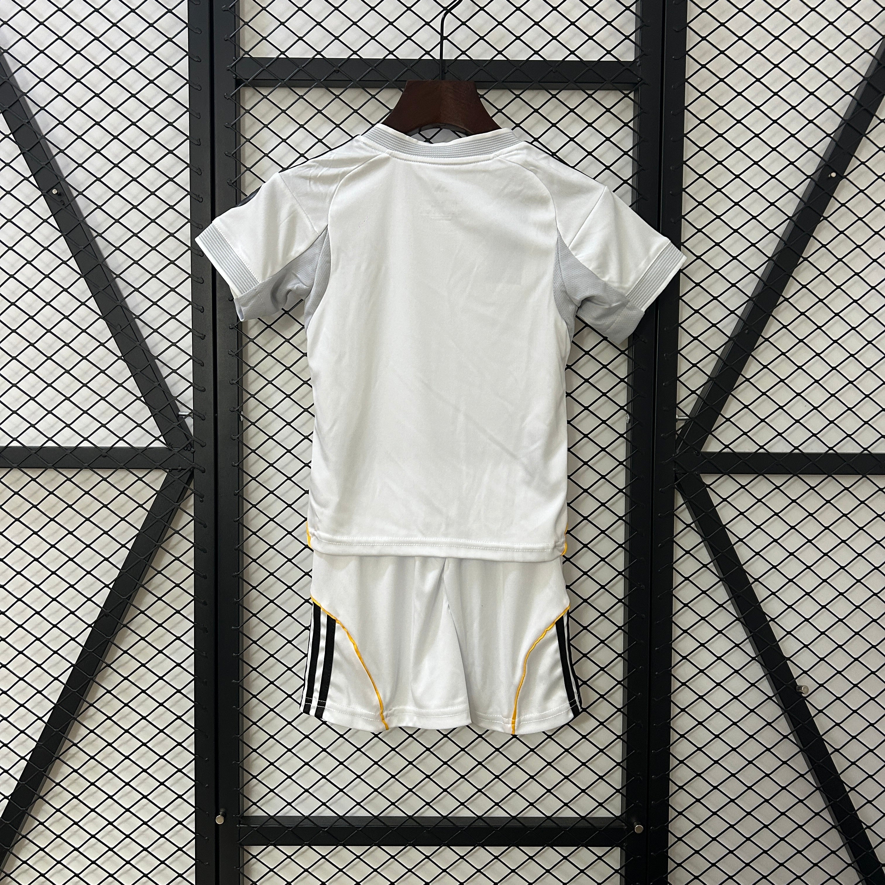 CONJUNTO DE NIÑO REAL MADRID 25/26 LOCAL