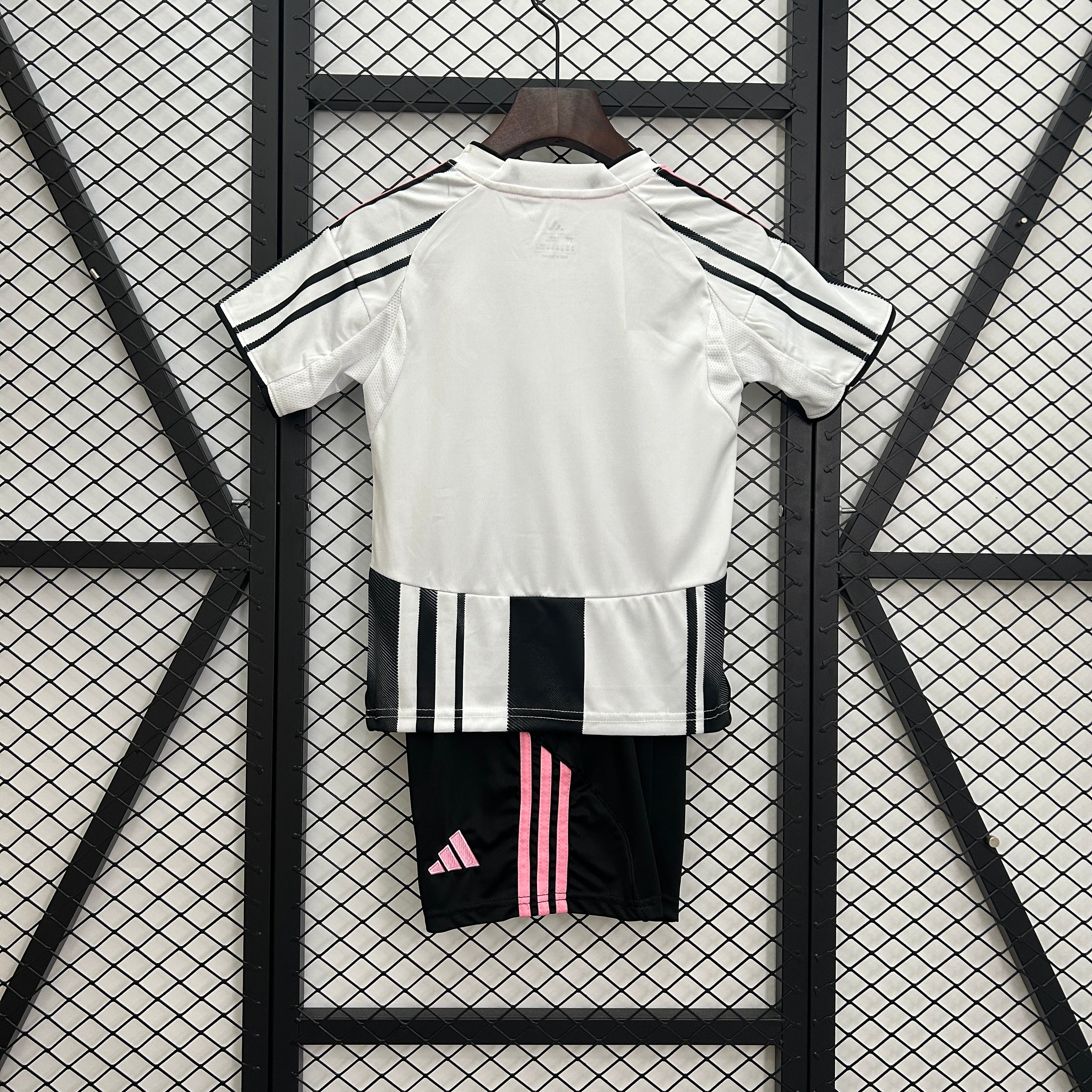 CONJUNTO DE NIÑO JUVENTUS LOCAL 25/26